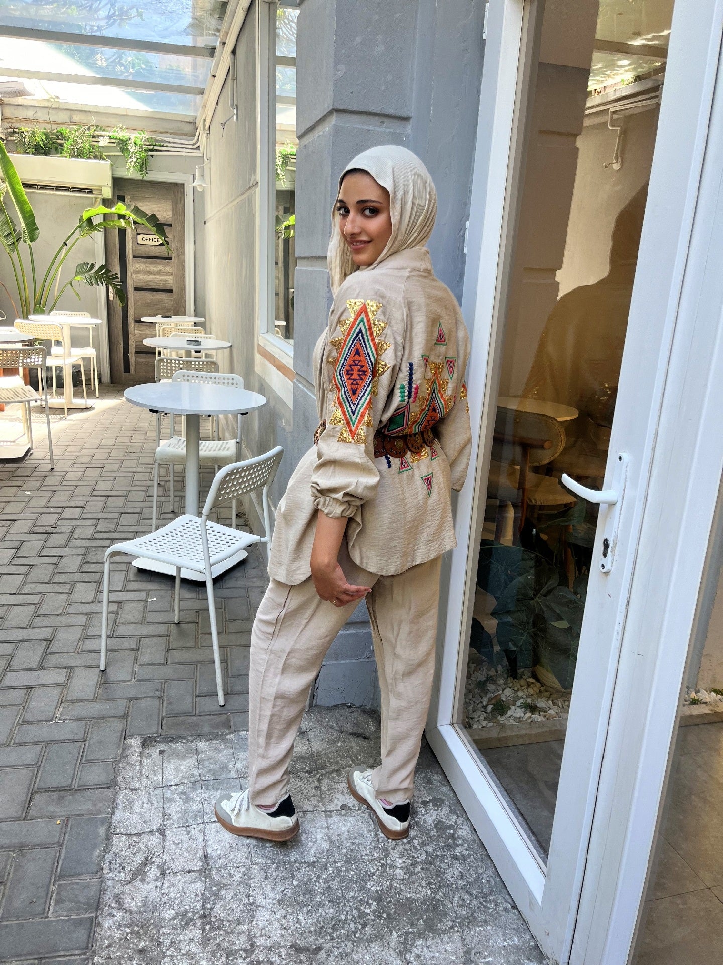 Two-piece set embroidered on the back and sleeves
