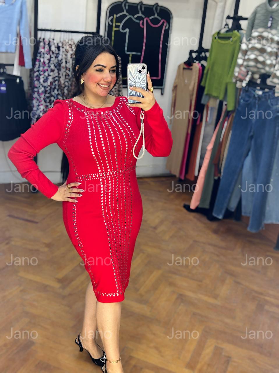 فستان محبوك بتفاصيل أزرار فضية - عصري وأنيق