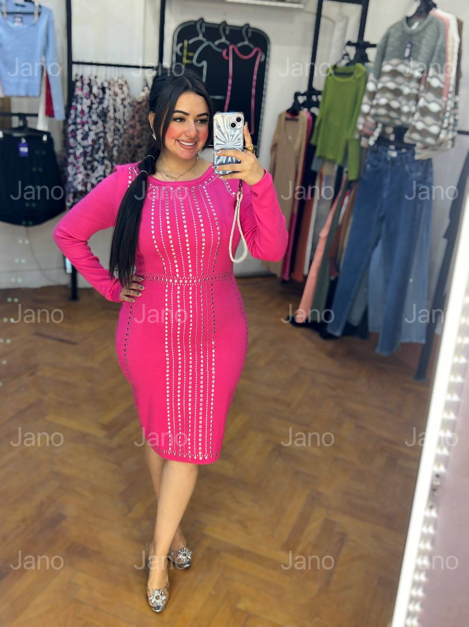 فستان محبوك بتفاصيل أزرار فضية - عصري وأنيق