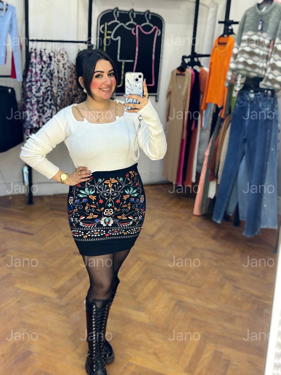 تنورة قصيرة أنيقة مطرزة