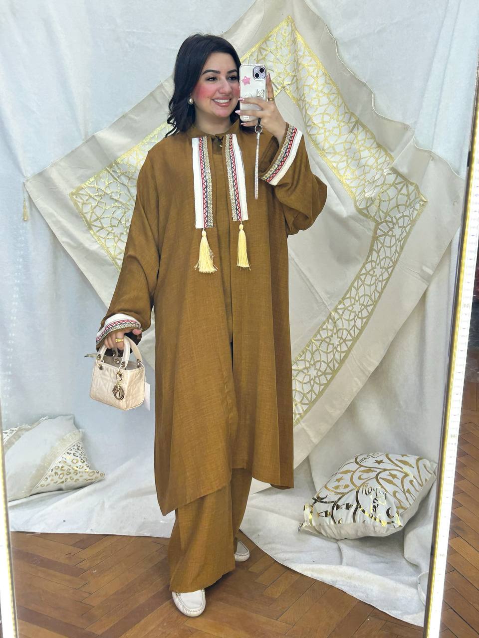 طقم أنيق من ثلاث قطع (كارديجان، توب أساسي، وبنطلون)