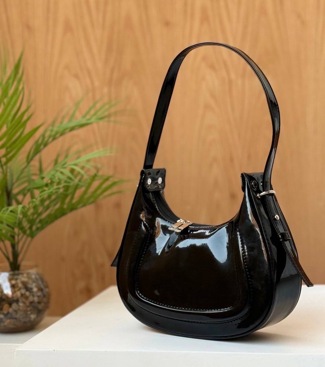 Medium-sized glossy shoulder bag