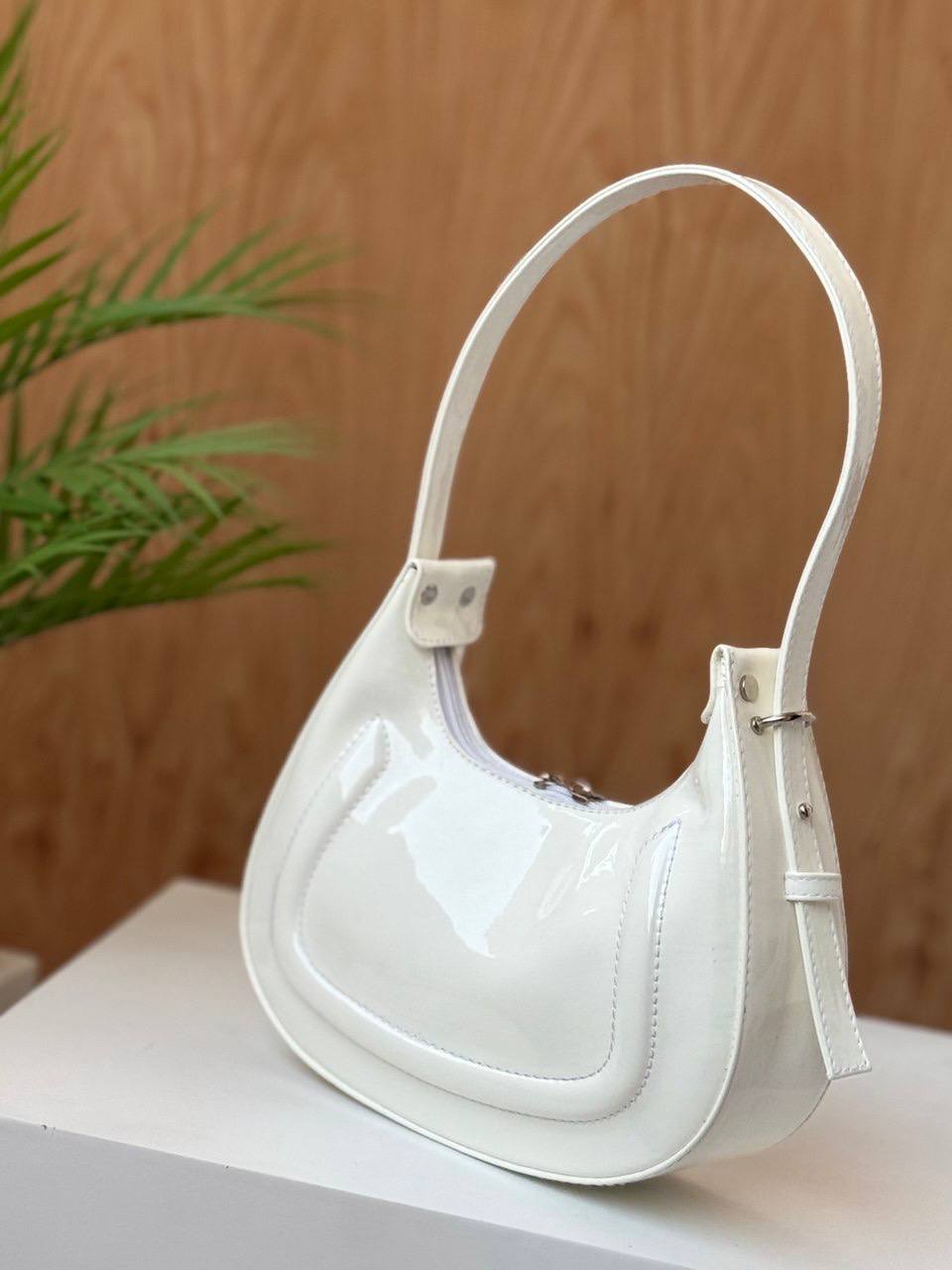 Medium-sized glossy shoulder bag