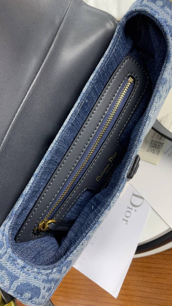 the iconic blue Oblique canvas design with signature “D” hardware in gold-tone metal ( Mirror )