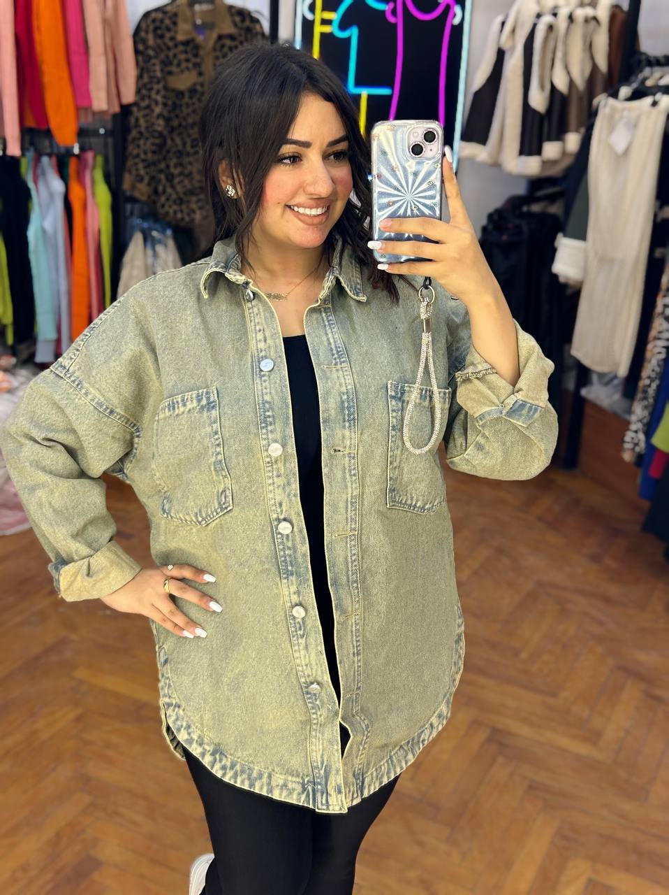 سترة جينز طويلة وكبيرة الحجم