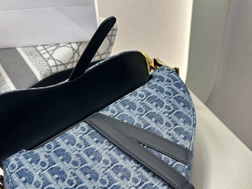 the iconic blue Oblique canvas design with signature “D” hardware in gold-tone metal  ( Mirror )