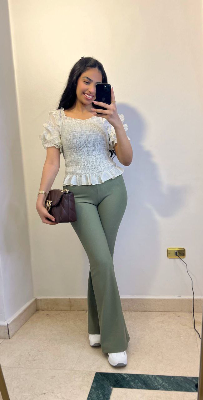 Puffed Sleeve Blouse with Ruffle Detail – Chic & Feminine