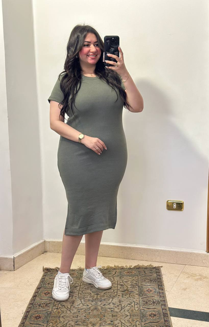 Effortless Elegance: Short Sleeve Bodycon Midi Dress.